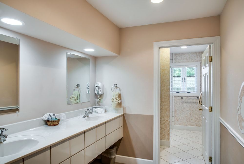 Boxwood Lodge Suite, 1 King Bed 9