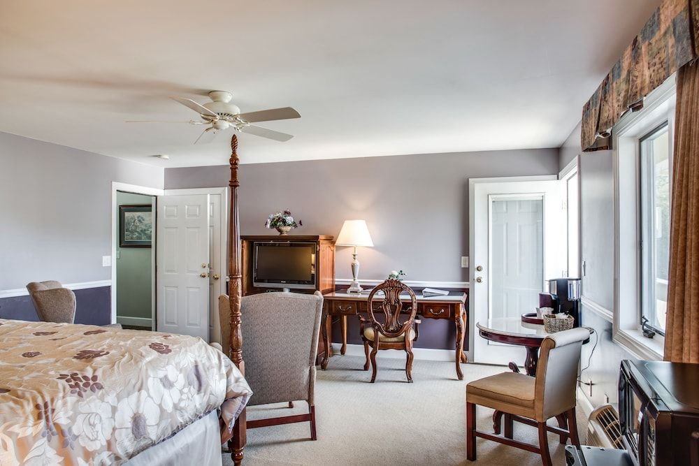 Boxwood Lodge Suite, 1 King Bed 12