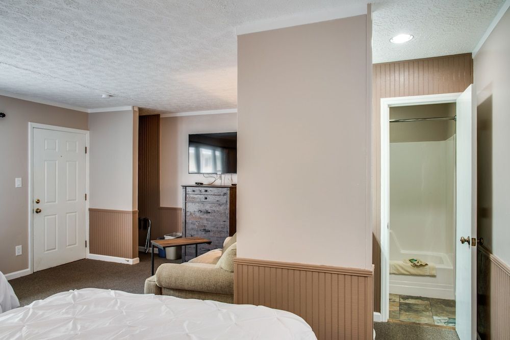 Boxwood Lodge Double Room, 2 Queen Beds 3