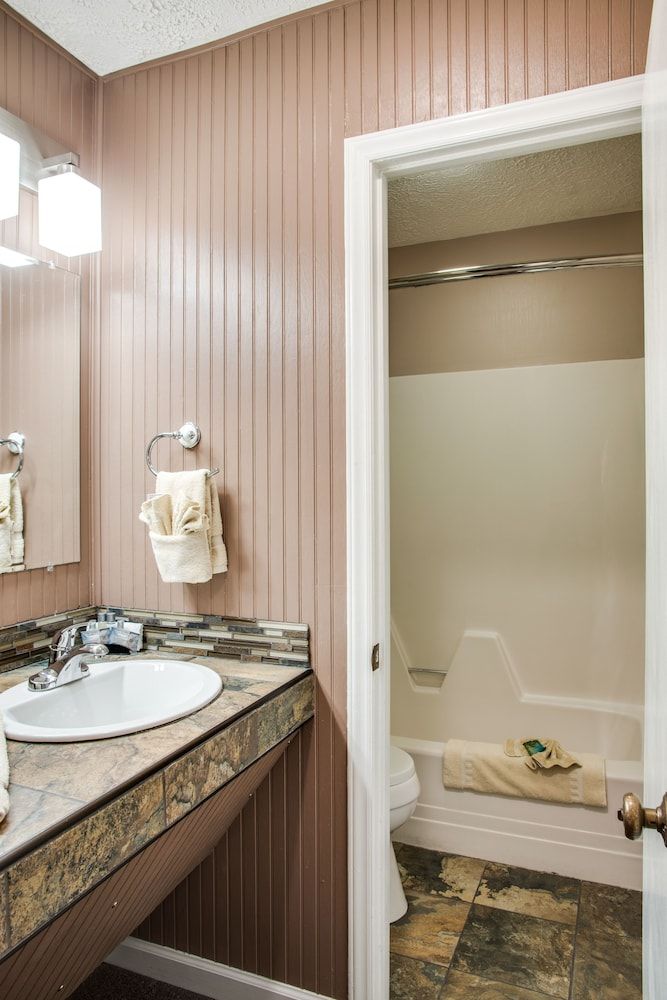 Boxwood Lodge Double Room, 2 Queen Beds 9