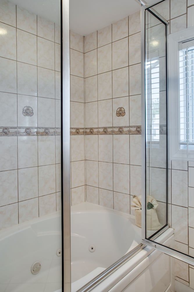 Boxwood Lodge Suite, 1 King Bed 10