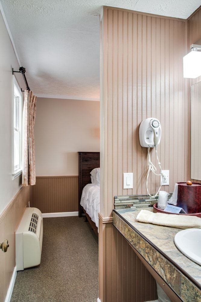 Boxwood Lodge Double Room, 2 Queen Beds 8