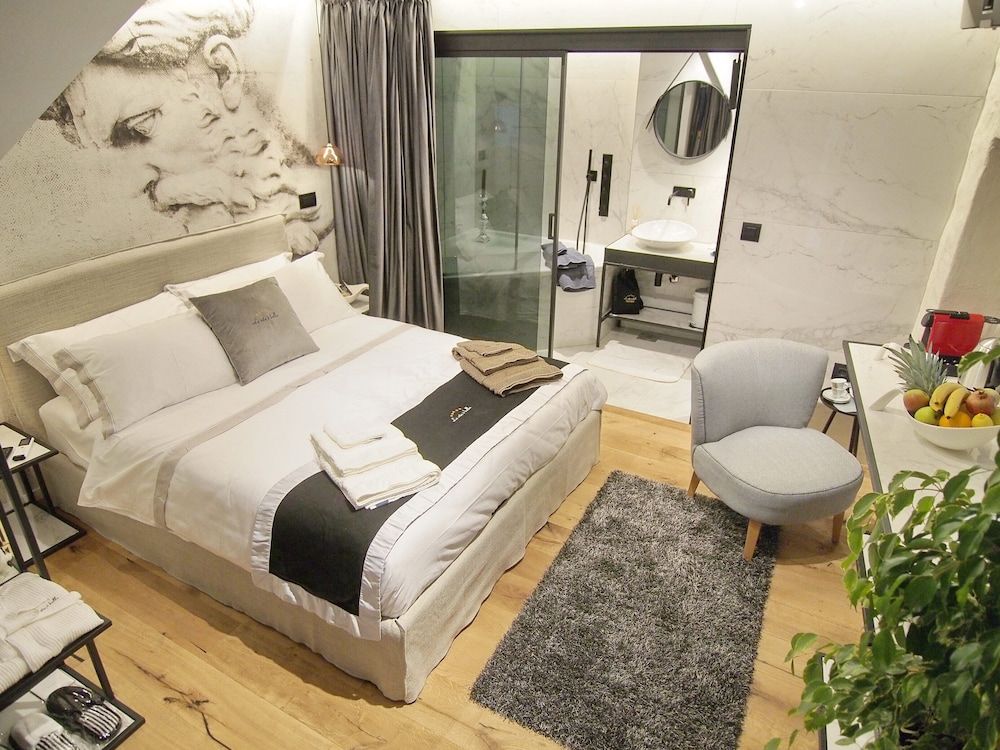 La Vita e Bella III Deluxe Double Room (1) 4