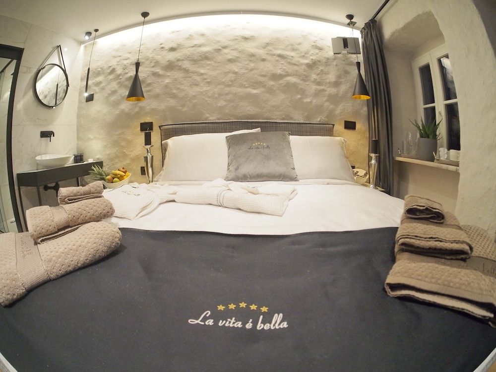 La Vita e Bella III Deluxe Double Room (2) 4