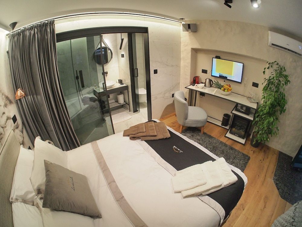 La Vita e Bella III Deluxe Double Room (1)