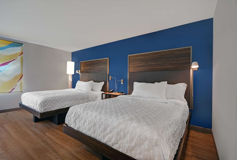 Room, 2 Queen Beds, Accessible (Roll-In Shower)