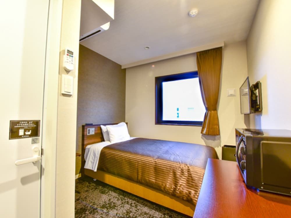 Single Room, Smoking