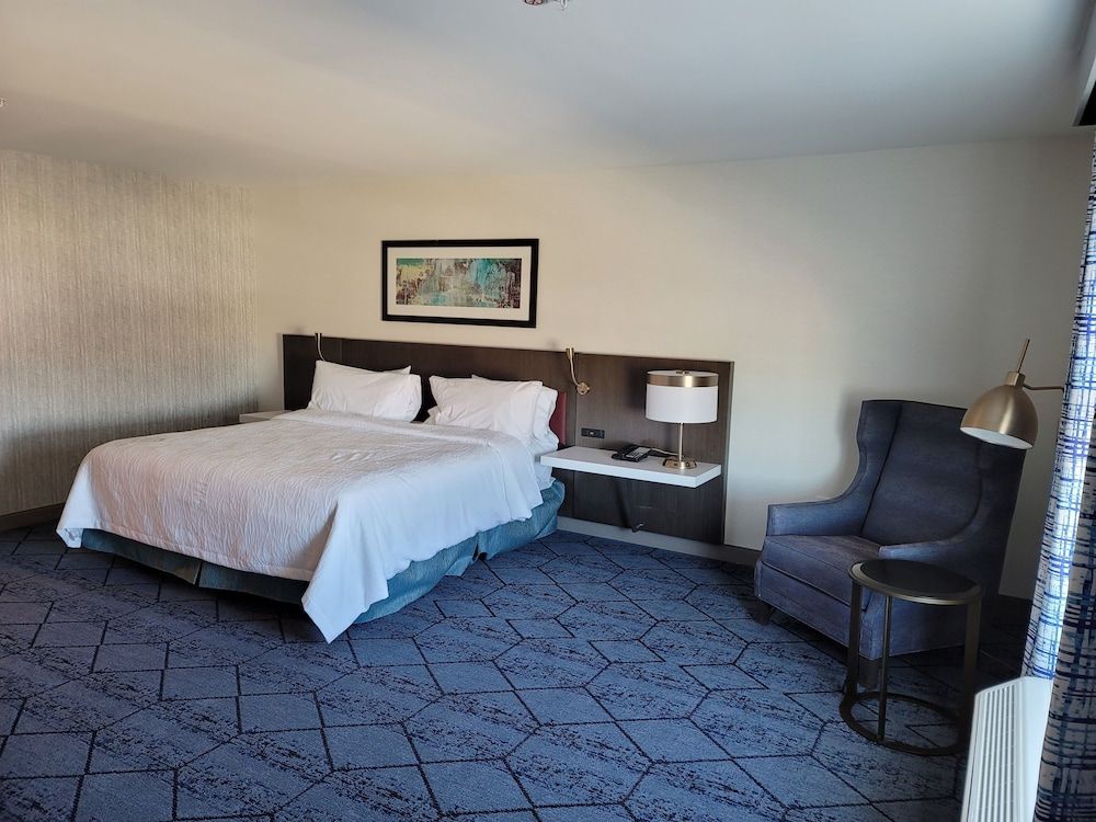 Deluxe Room, 1 King Bed, Accessible, Bathtub