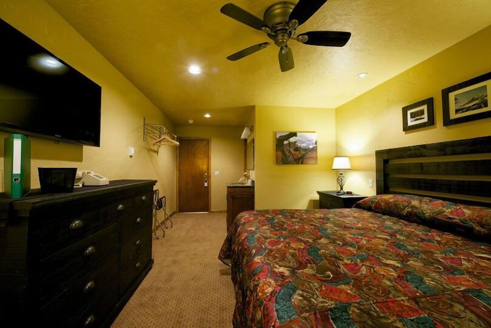 Basic Single Room, 1 King Bed, Non Smoking