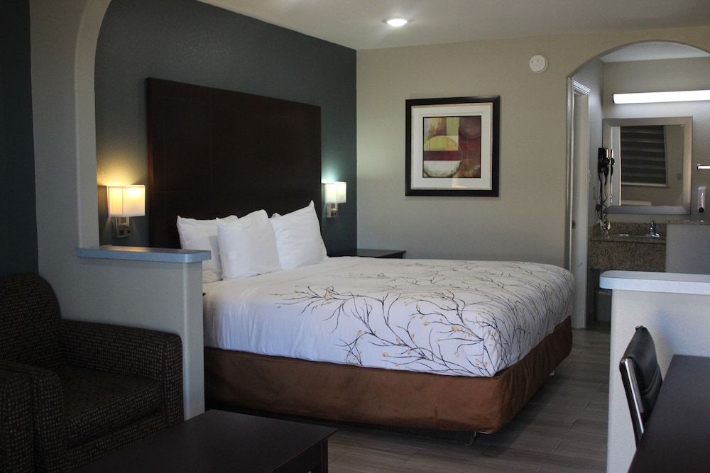 Cotulla Executive Inn Executive Room, 1 King Bed 3