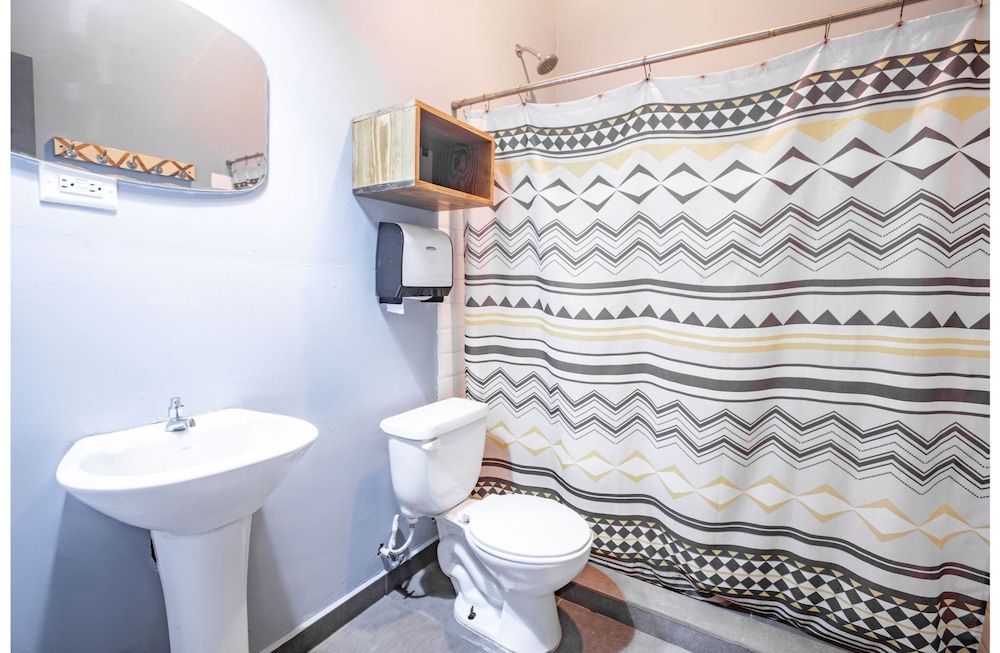 Socialtel Bocas del Toro Small Room Shared Bathroom 4