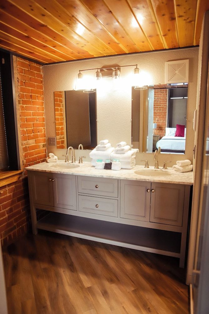 The Hotel Sturgis Panoramic Room, City View 17