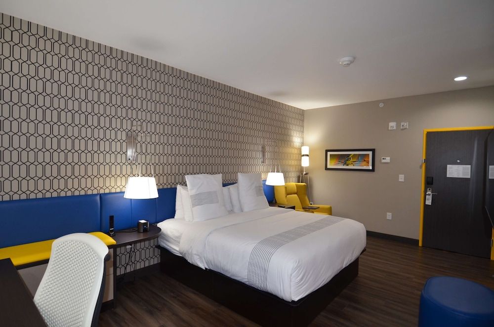 GLō Best Western Enid OK Downtown/Convention Center Hotel Standard Room, 1 King Bed, Accessible, Refrigerator & Microwave (Walk-in Shower) 2