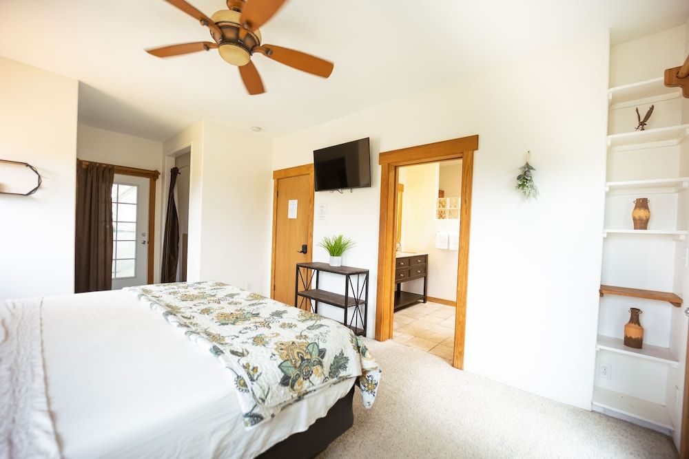 Standard Suite, 1 King Bed, Private Bathroom, Garden View