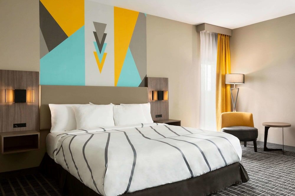 Executive Room, 1 King Bed, Accessible, Non Smoking (Bathtub w/ Grab Bars)