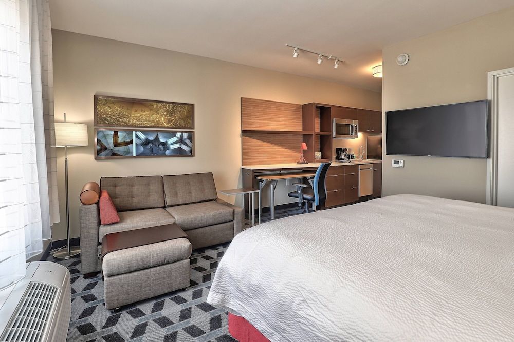 Studio, 1 King Bed with Sofa bed (Mobility/Hearing Accessible, Tub)