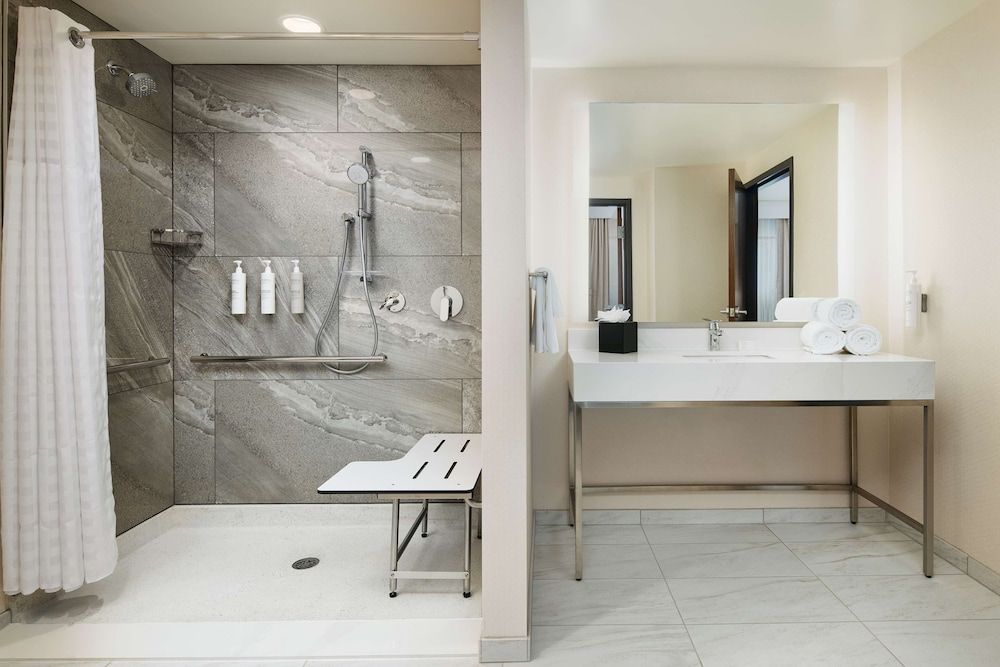 undefined Embassy Suites by Hilton Atlanta Airport North 3