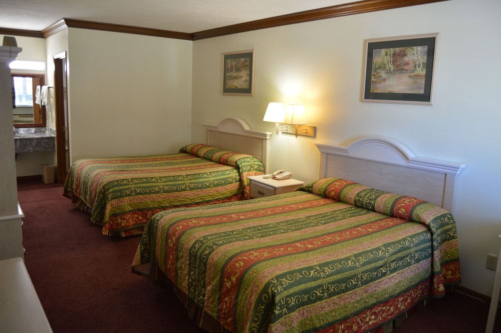 Economy Inn - Akron Standard Room, 2 Queen Beds 4