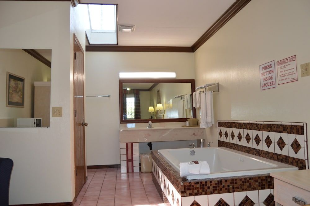 Economy Inn - Akron Deluxe Room, 1 King Bed 4