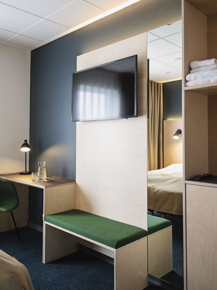 62N Hotel Standard Room 4