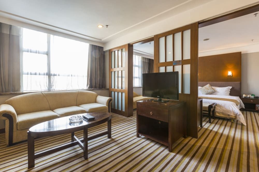 undefined Poly Hotel 6