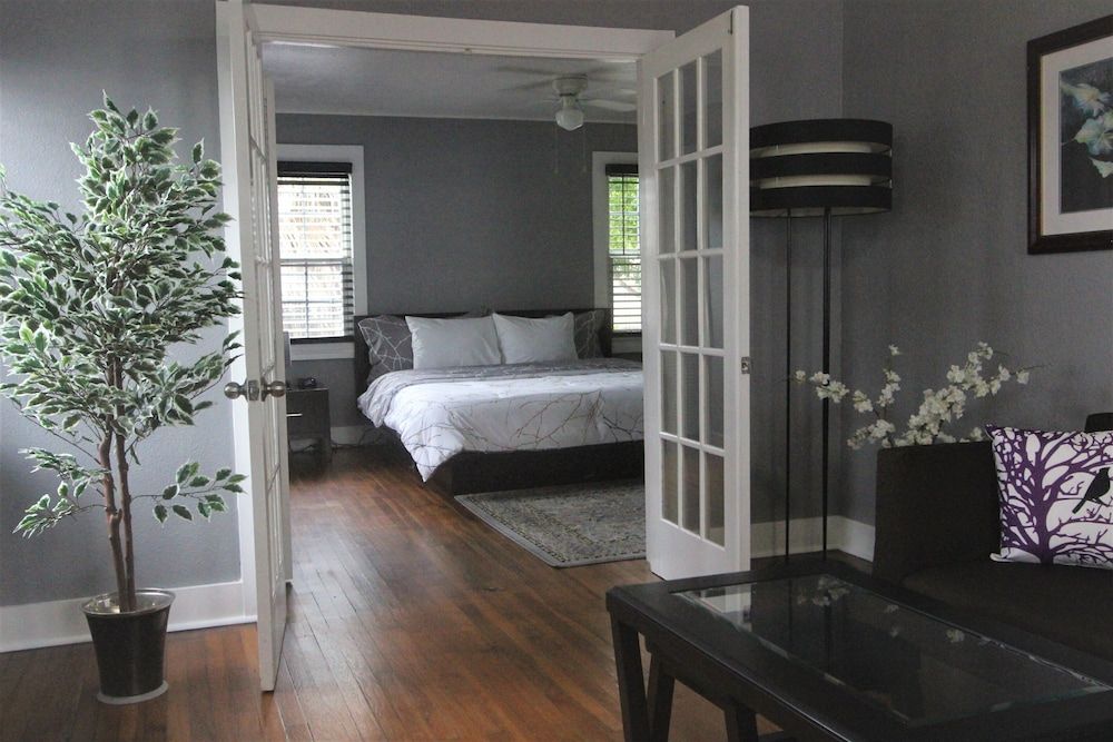 The George Manor Grand Suite 6