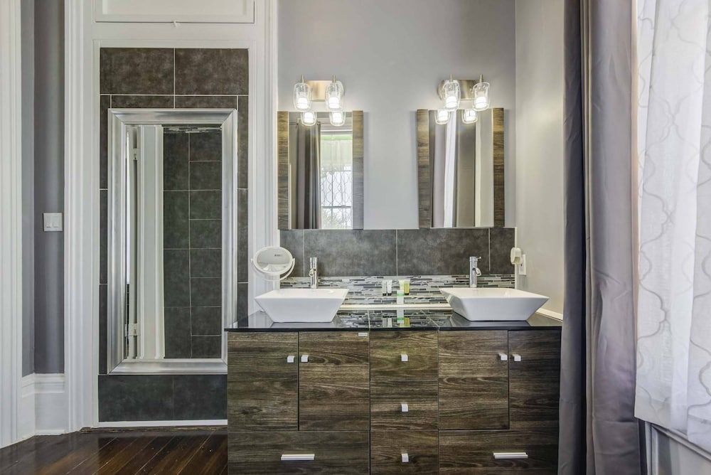 The George Manor The Grey Suite 13