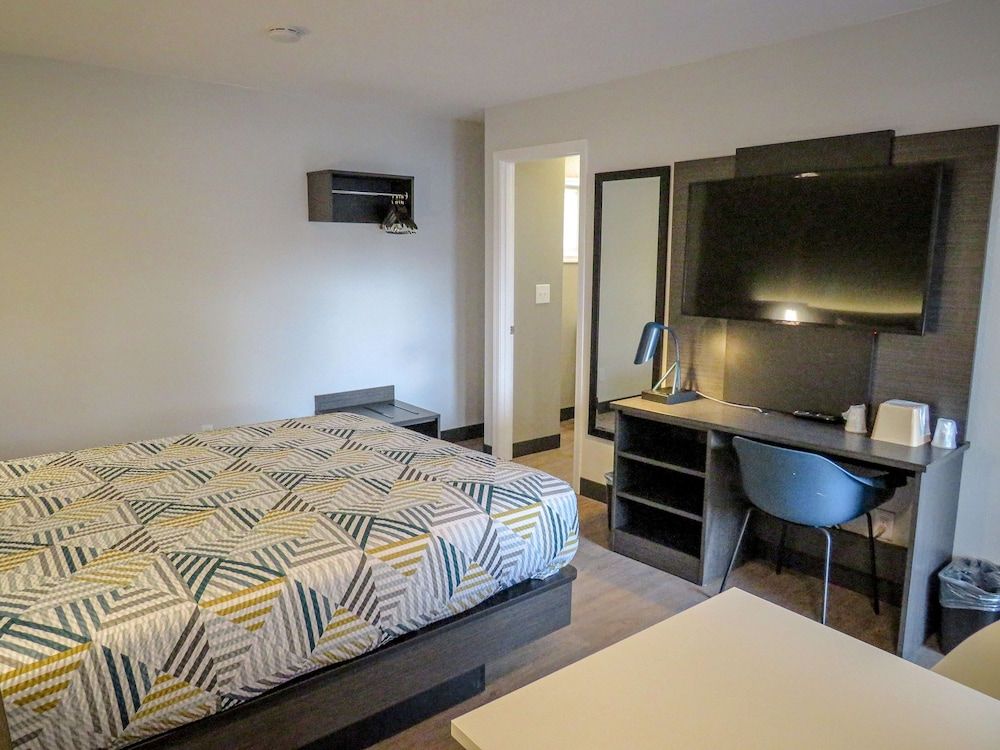 Motel 6 Tigard, OR - Portland Southwest Standard Room, 1 Queen Bed, Non Smoking 9