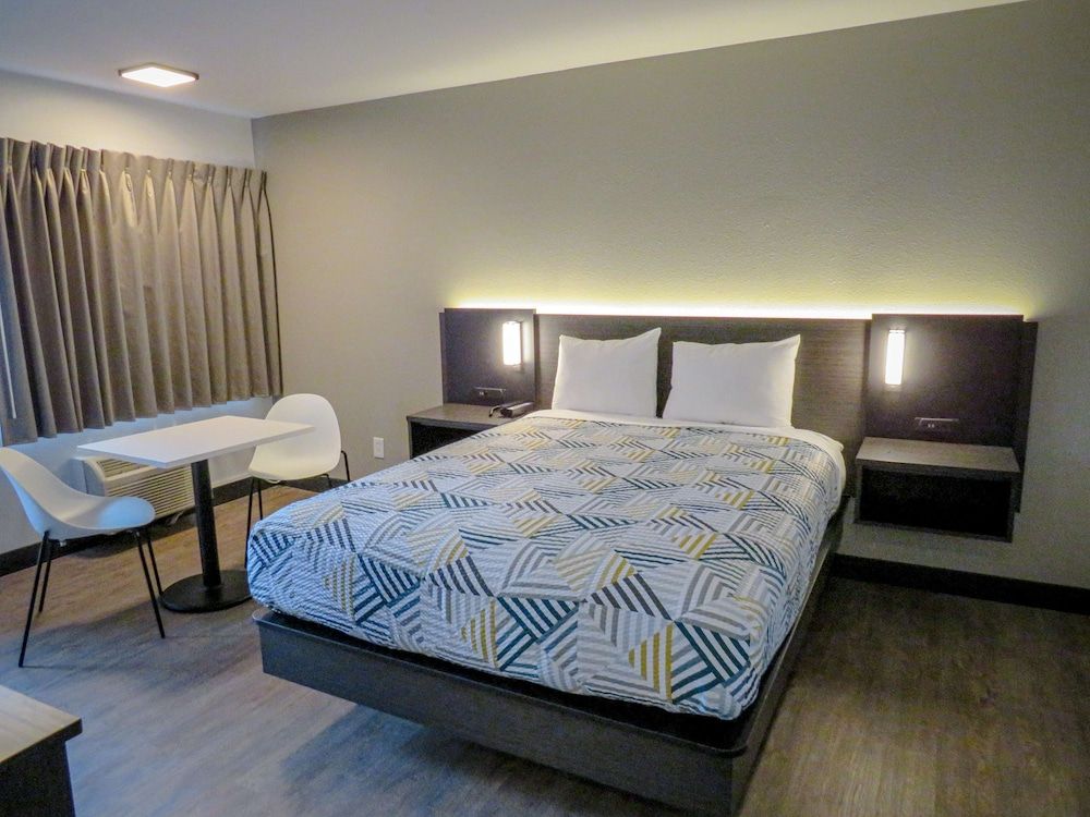 Motel 6 Tigard, OR - Portland Southwest Standard Room, 1 Queen Bed, Non Smoking 4