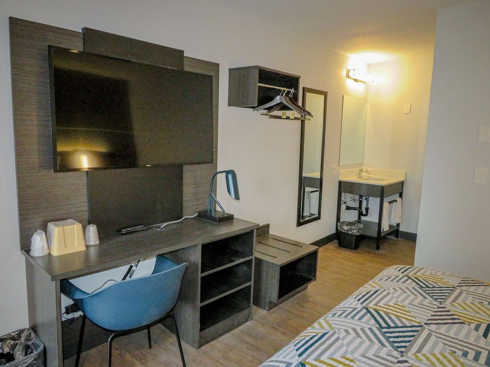 Motel 6 Tigard, OR - Portland Southwest Standard Room, 1 Queen Bed, Non Smoking 6