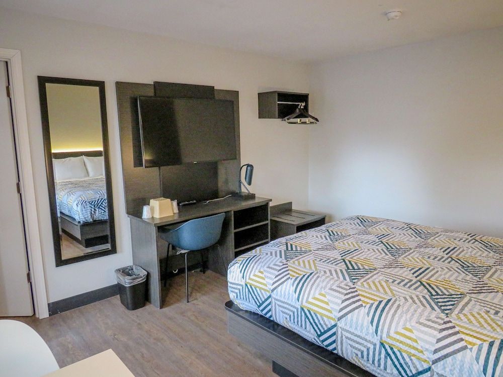 Motel 6 Tigard, OR - Portland Southwest Standard Room, 1 Queen Bed, Non Smoking 3