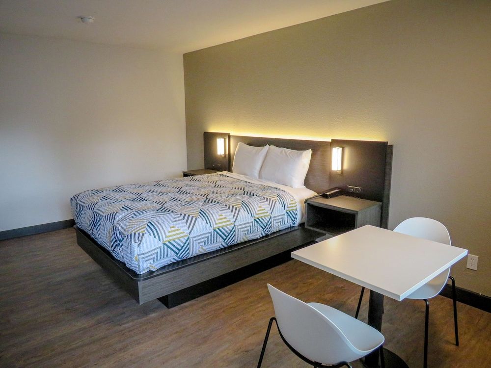 Motel 6 Tigard, OR - Portland Southwest Standard Room, 1 Queen Bed, Non Smoking 2