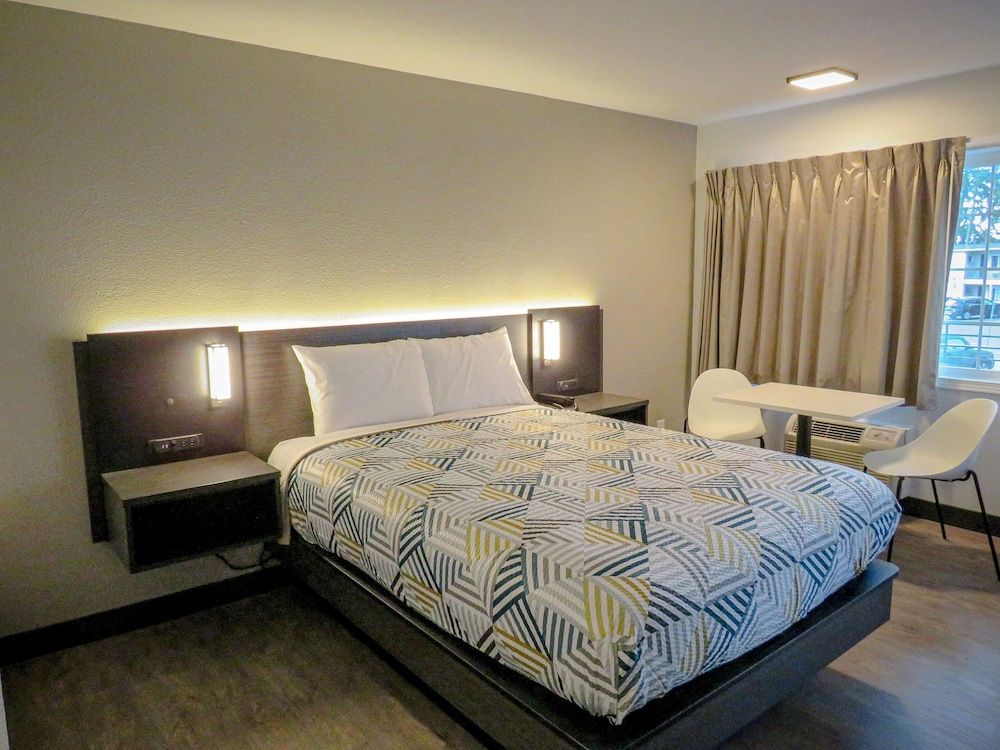 Motel 6 Tigard, OR - Portland Southwest Standard Room, 1 Queen Bed, Non Smoking 5