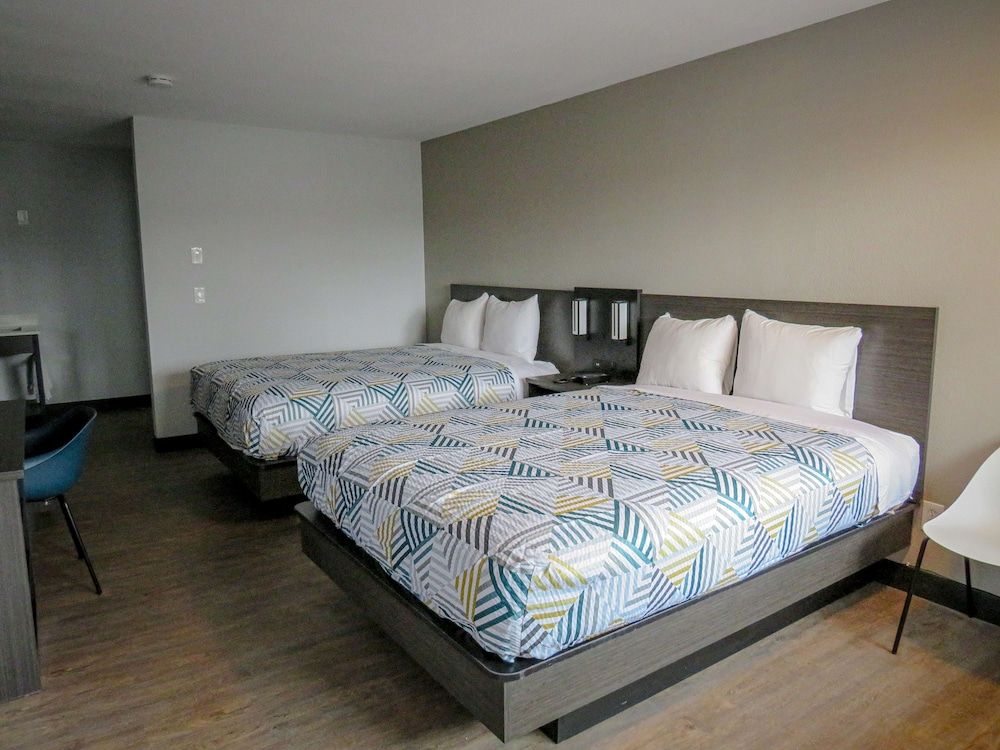 Motel 6 Tigard, OR - Portland Southwest Standard Room, 2 Queen Beds, Accessible, Non Smoking 4