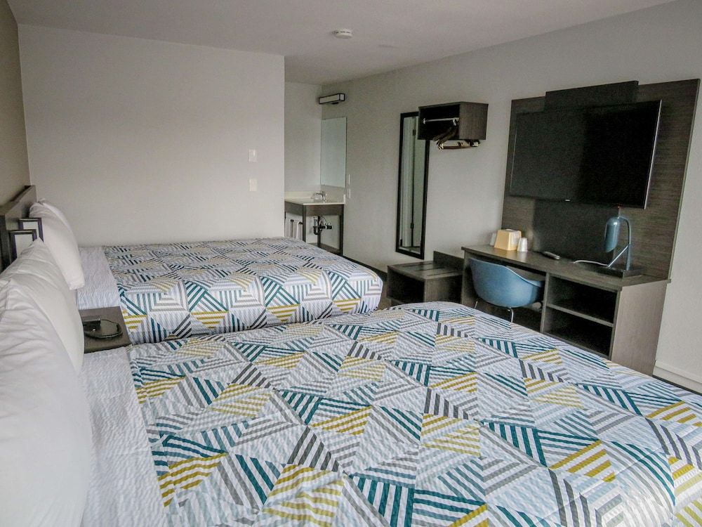 Motel 6 Tigard, OR - Portland Southwest Standard Room, 2 Queen Beds, Accessible, Non Smoking 3