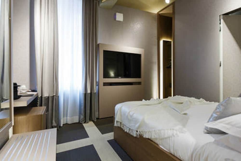undefined Private Luxury Suite 8