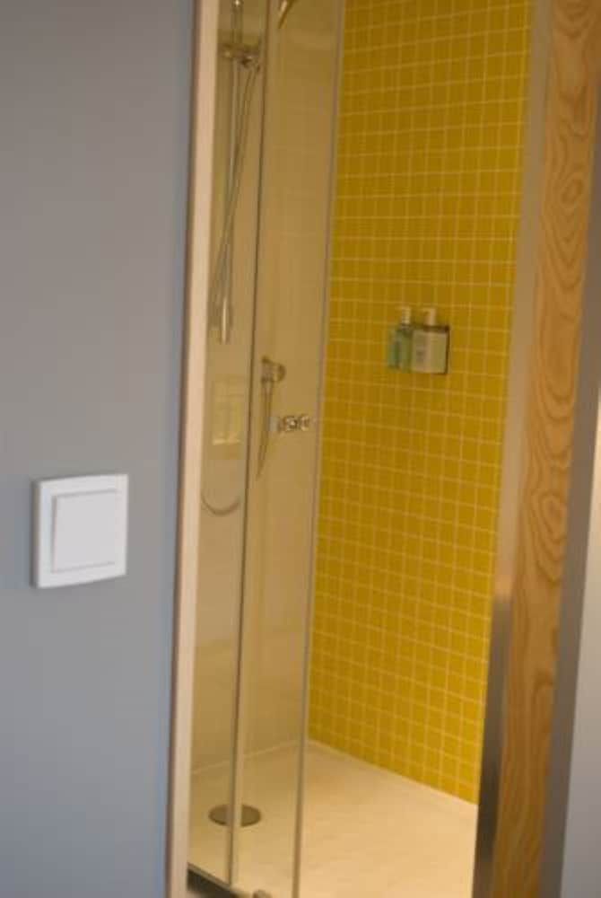 Grasshoppers Hotel Glasgow Double Room 12