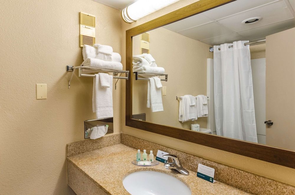 Quality Inn Radford-West Blacksburg I-81 Standard Room, 2 Queen Beds, Non Smoking 6