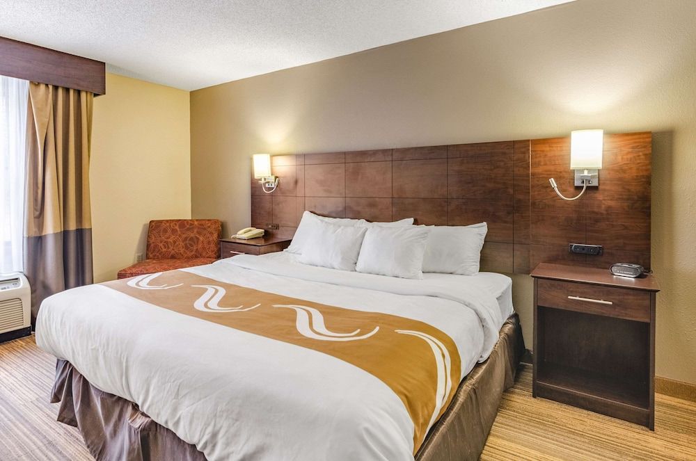 Quality Inn Radford-West Blacksburg I-81 Standard Room, 1 King Bed, Non Smoking (Pet Friendly) 3