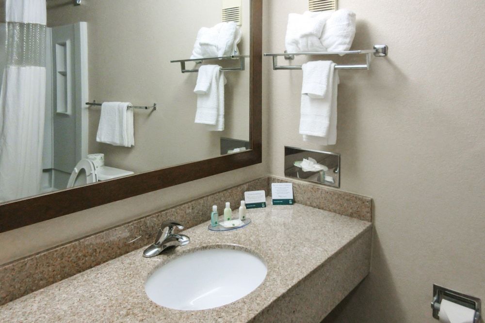 Quality Inn Radford-West Blacksburg I-81 Standard Room, 2 Queen Beds, Non Smoking 5