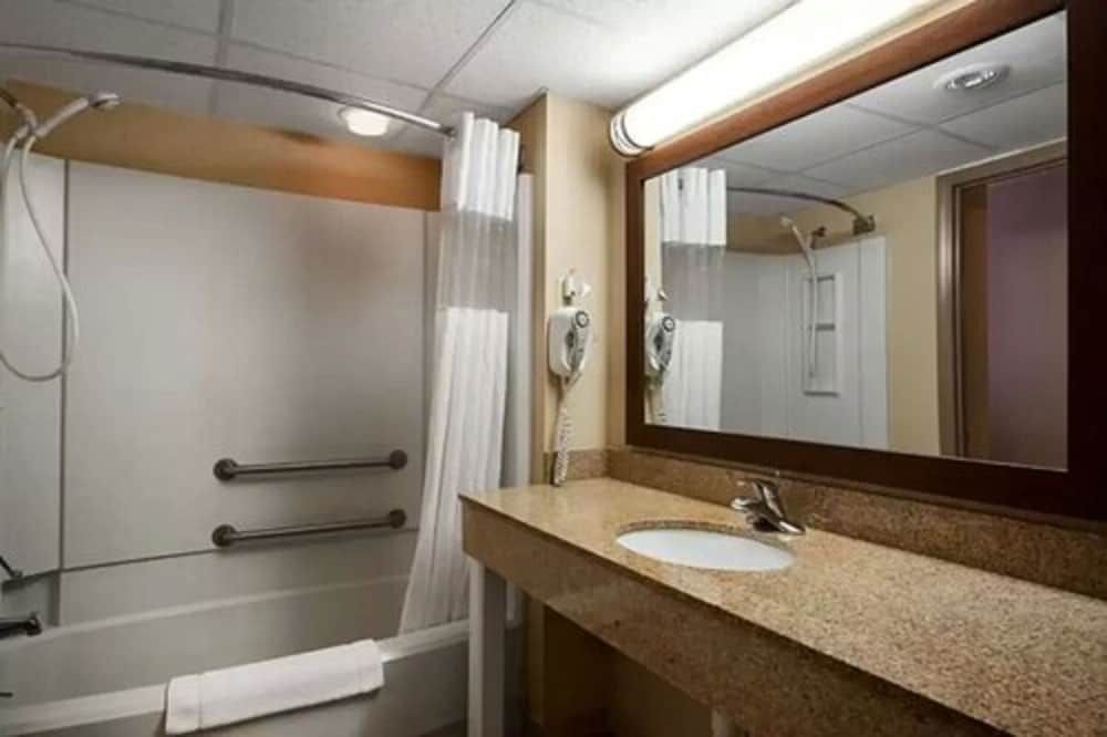 Quality Inn Radford-West Blacksburg I-81 Standard Room, 2 Queen Beds, Non Smoking 7