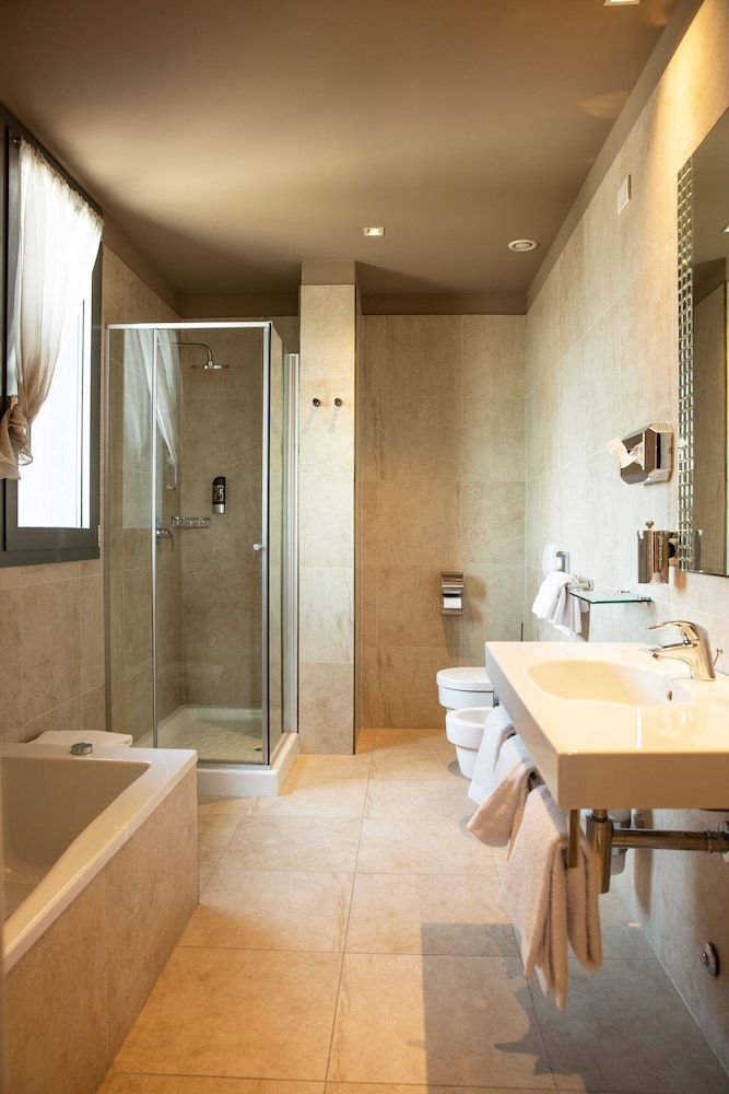 One Hotel & Restaurant Standard Double Room, 1 Double Bed 8