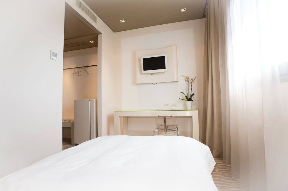 One Hotel & Restaurant Standard Single Room