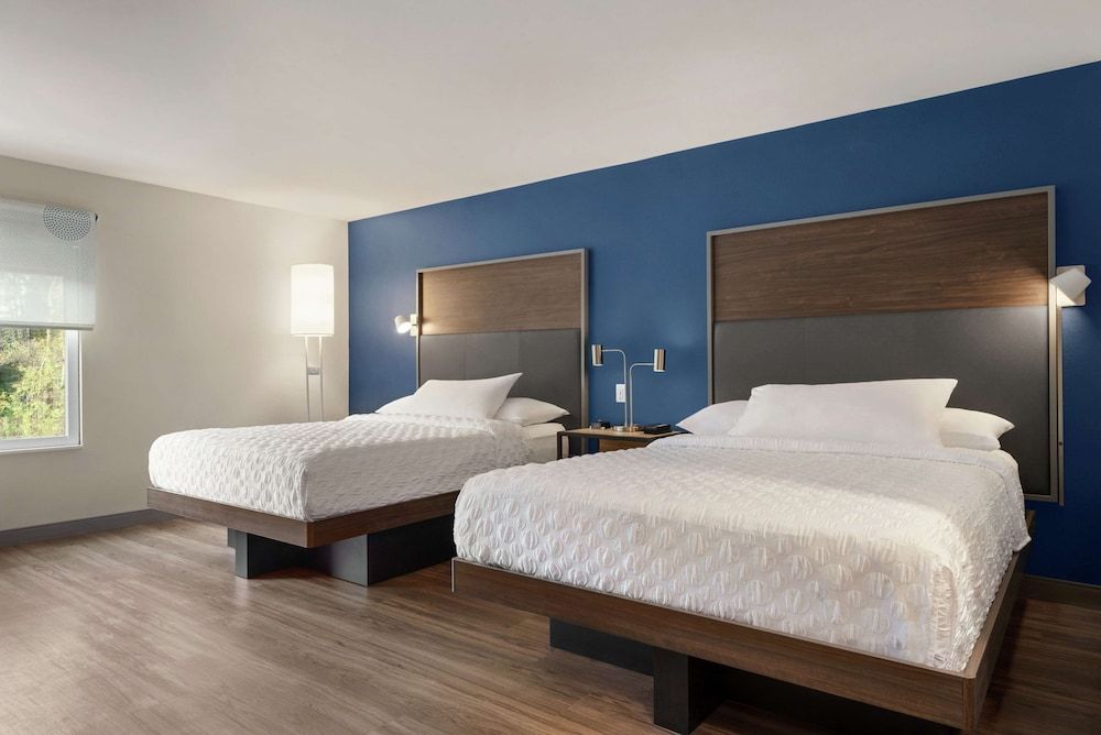 Room, 2 Queen Beds, Accessible, Bathtub