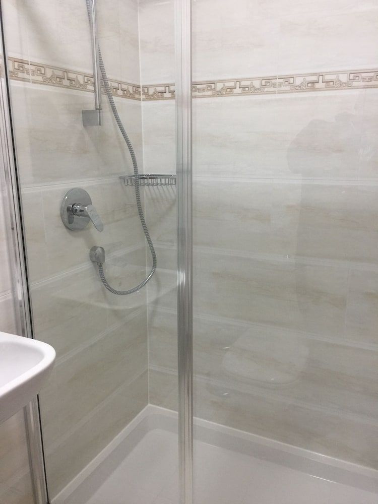 White House Hotel London Twin Room 7