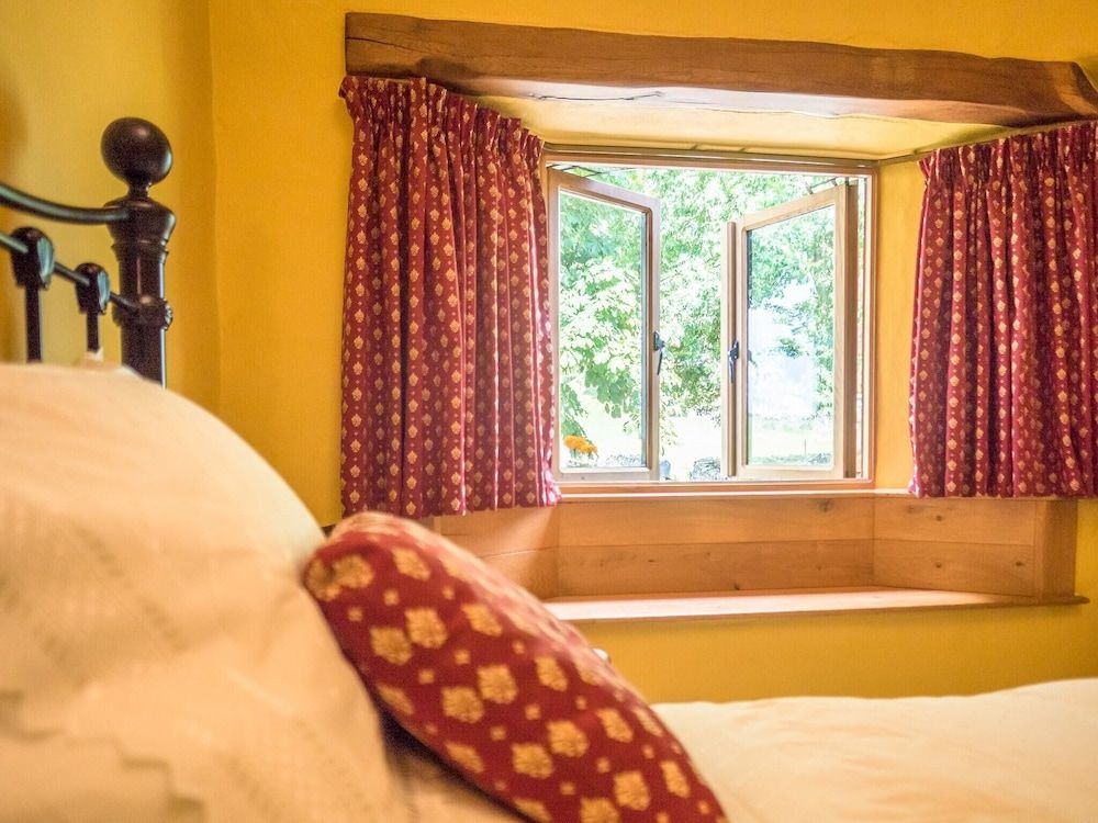 The Wayside and Whisky Barn Deluxe Twin Room, Ensuite, Garden View (Room 1) 6