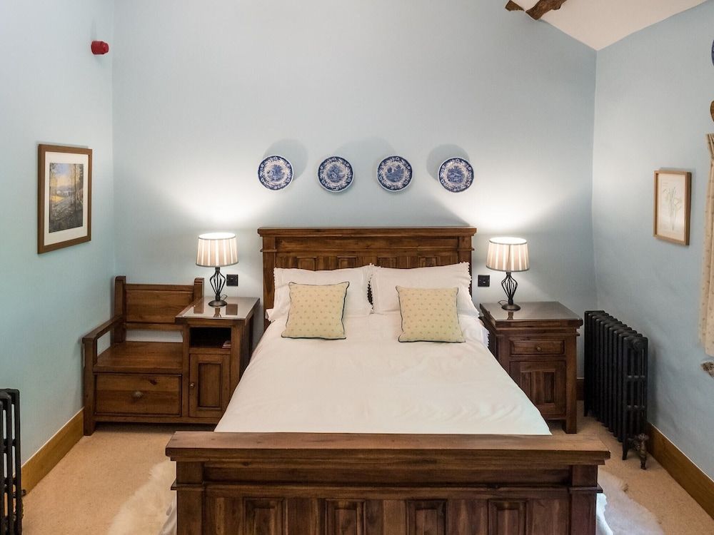 The Wayside and Whisky Barn Deluxe Double Room, Ensuite, Garden View (Room 2) 2