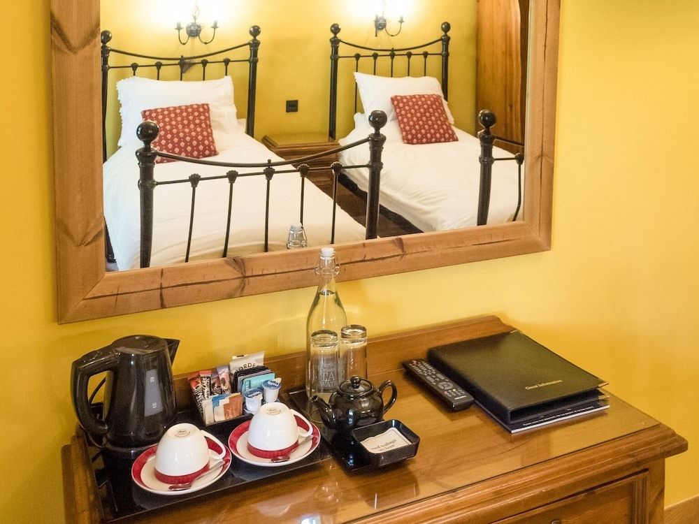 The Wayside and Whisky Barn Deluxe Twin Room, Ensuite, Garden View (Room 1) 3