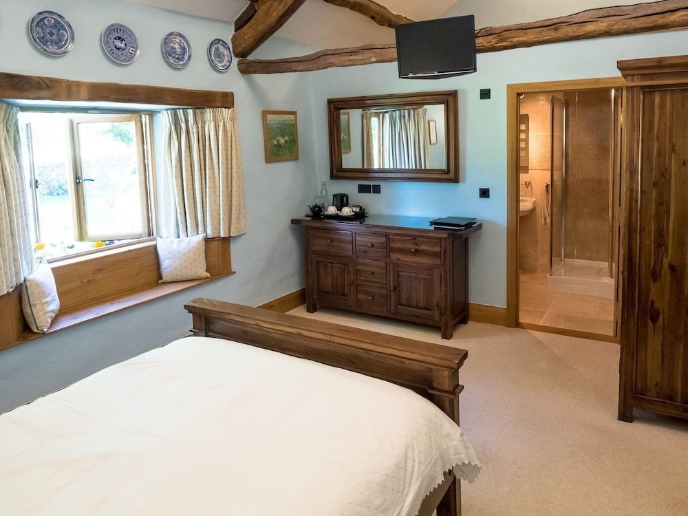The Wayside and Whisky Barn Deluxe Double Room, Ensuite, Garden View (Room 2) 3