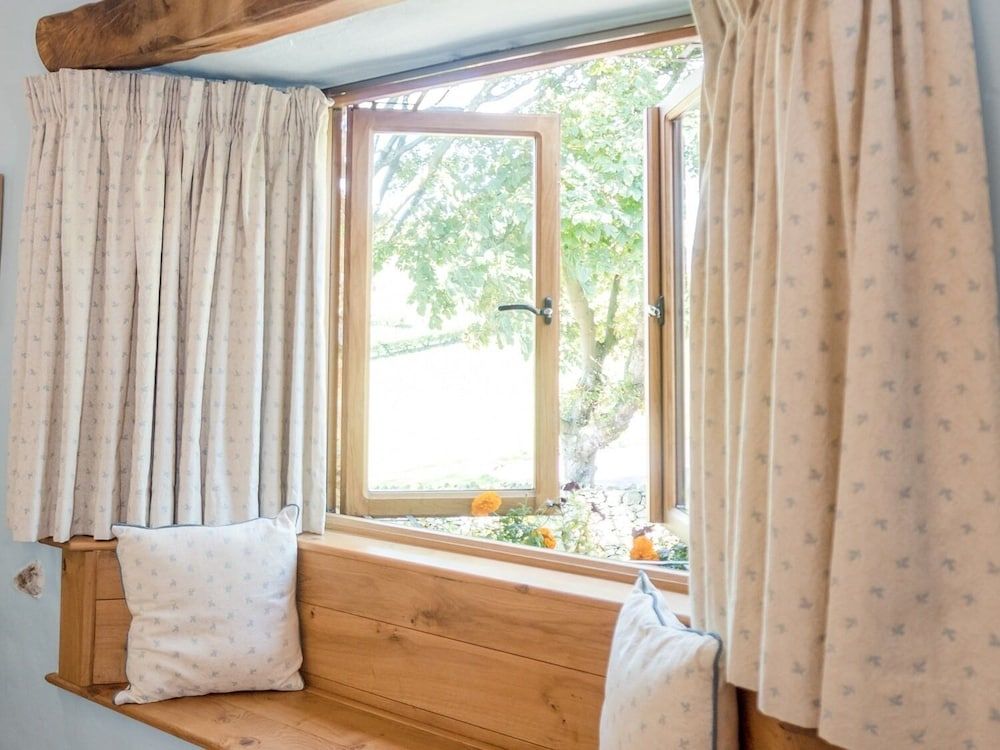The Wayside and Whisky Barn Deluxe Double Room, Ensuite, Garden View (Room 2) 8